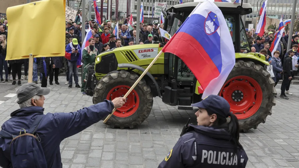 - traktorji - - 25.04.2023 &ndash; drugi protest kmetov pred poslopjem parlamenta v Ljubljani &ndash; protestni shod zaradi nezadovoljstva, vrste zahtev do kmetov in perečih težav v kmetijstvu - Sindikat kmetov Slovenije -//FOTO: Jaka Gasar