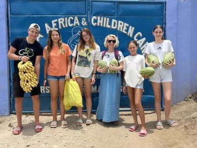 Učenci devetega razreda Osnovne &scaron;ole Lila Ljubljana so skupaj z mentorico Tino Rutar Leban odpotovali na Zanzibar, v siroti&scaron;nico Mama Africa v Nungwiju.
&nbsp;