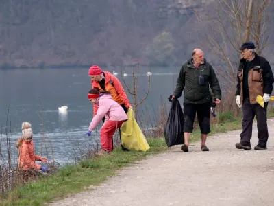 Udeleženci čistilne akcije ob Zbiljskem jezeru so med nesnago v največji meri naleteli na embalažo pijače in hrane.&nbsp;