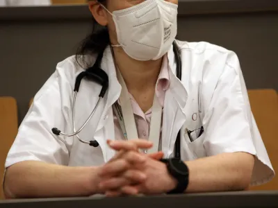 -Simbolična fotografija - za&scaron;čitna maska - zdravstvo<br><br><br>- 15.01.2024 - stavka Sindikata zdravnikov in zobozdravnikov Slovenije &ndash; protest zaradi neuresničenih zavez vlade iz že sklenjenih sporazumov - zbor zaposlenih na Onkolo&scaron;kem in&scaron;titutu Ljubljana<br><br>//FOTO: Tomaž Skale<br>