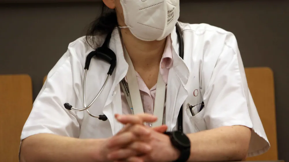 -Simbolična fotografija - za&scaron;čitna maska - zdravstvo<br><br><br>- 15.01.2024 - stavka Sindikata zdravnikov in zobozdravnikov Slovenije &ndash; protest zaradi neuresničenih zavez vlade iz že sklenjenih sporazumov - zbor zaposlenih na Onkolo&scaron;kem in&scaron;titutu Ljubljana<br><br>//FOTO: Tomaž Skale<br>