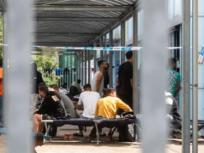 - migranti -- prezasedenosti azilnega doma - sprejme lahko največ 350 ljudi, trenutno jih je tam že 1200 - 15.09.2023 &ndash; Azilni dom Ljubljana - Urad Vlade republike Slovenije za oskrbo in integracijo Migrantov, Cesta v Gorice 15 v Ljubljani -Vič //FOTO: Bojan Velikonja