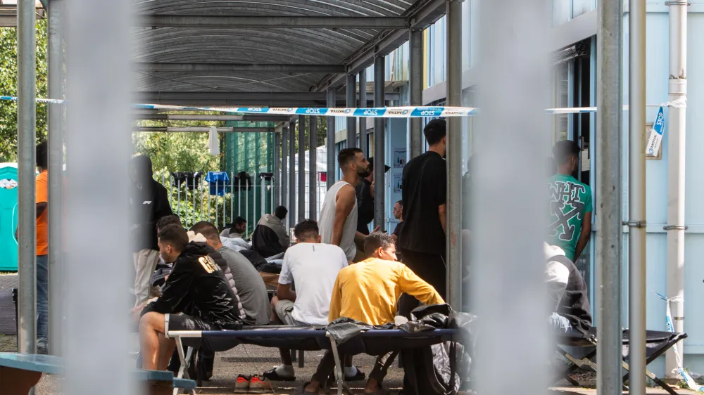 - migranti -- prezasedenosti azilnega doma - sprejme lahko največ 350 ljudi, trenutno jih je tam že 1200 - 15.09.2023 &ndash; Azilni dom Ljubljana - Urad Vlade republike Slovenije za oskrbo in integracijo Migrantov, Cesta v Gorice 15 v Ljubljani -Vič //FOTO: Bojan Velikonja