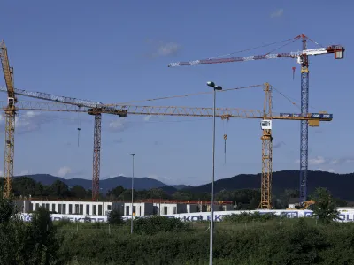 - gradbeni žerjav - gradbeni&scaron;tvo <br><br>- 28.06.2023 - novi mo&scaron;ki zapor Dobrunje - Zavod za prestajanje kazni zapora Ljubljana - gradnja novega zaporskega kompleksa ob Litijski cesti, vzhodno od ljubljanske obvoznice<br><br> <br><br>//FOTO: Luka Cjuha