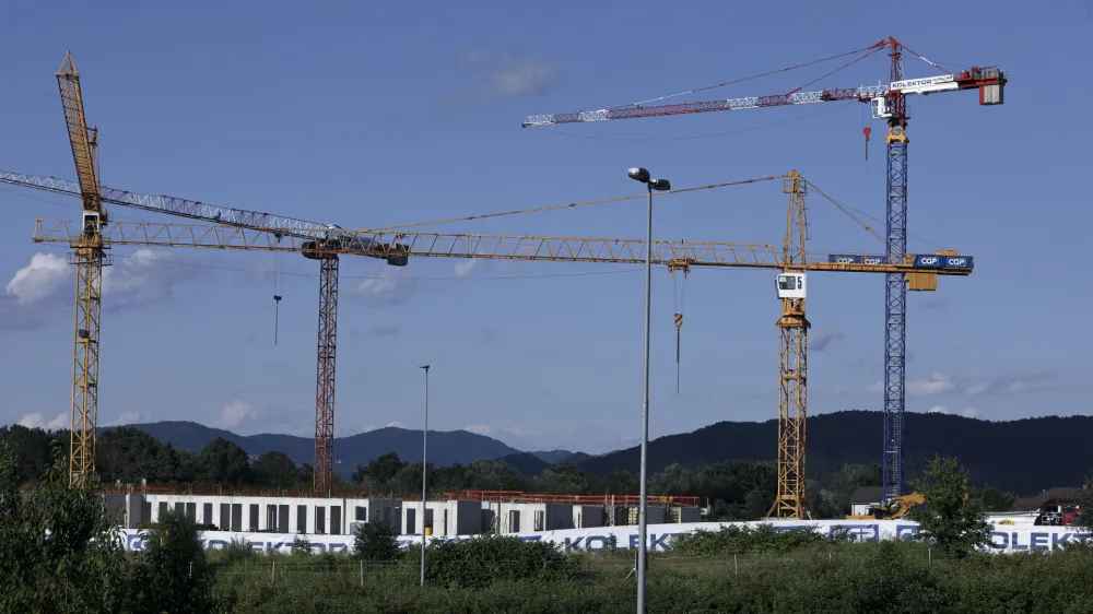 - gradbeni žerjav - gradbeni&scaron;tvo <br><br>- 28.06.2023 - novi mo&scaron;ki zapor Dobrunje - Zavod za prestajanje kazni zapora Ljubljana - gradnja novega zaporskega kompleksa ob Litijski cesti, vzhodno od ljubljanske obvoznice<br><br> <br><br>//FOTO: Luka Cjuha