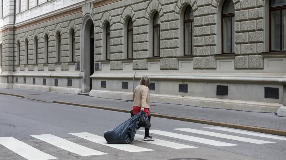 13.03.2024 - simbolična fotografija - snažilka - smeti - vlada republike slovenije - plačilni razred JFOTO: Luka Cjuha