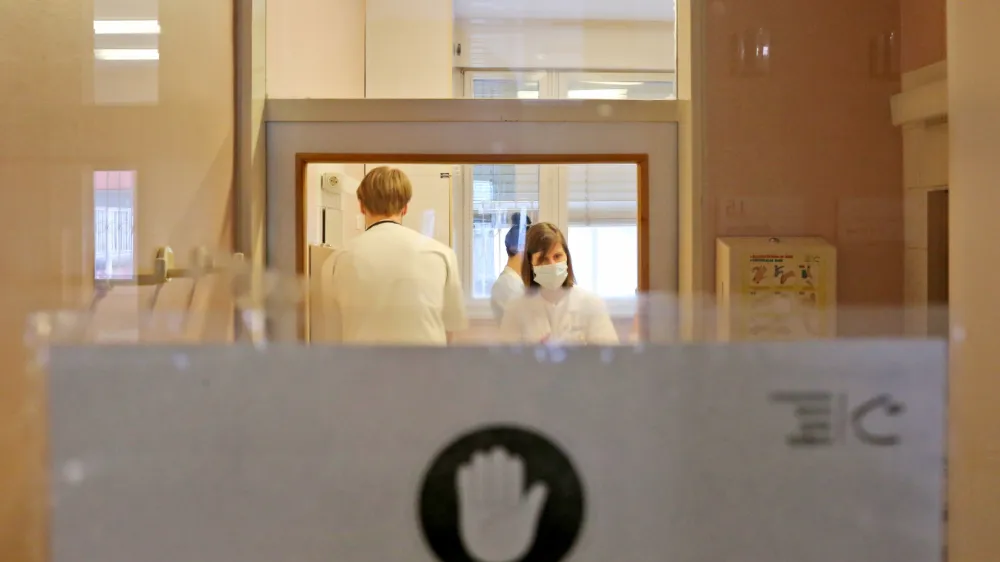 Tipično področje varnostnih incidentov, o katerem v Sloveniji že predolgo molčimo, so bolni&scaron;nične okužbe, opozarjajo v Zvezi organizacij pacientov. Fotografija je simbolična. Foto: Bojan Velikonja&nbsp;
