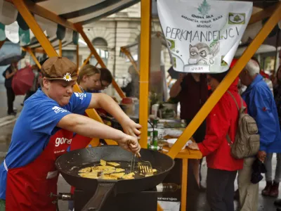 kuharji - osnovno&scaron;olci Perkmandeljci - - Odprta kuhna 2013 - slovenski gostinci ponudili najbolj&scaron;e kulinarične specialitete, kulinarika - Ljubljanska tržnica - Pogačarjev trg//FOTO: Bojan Velikonja