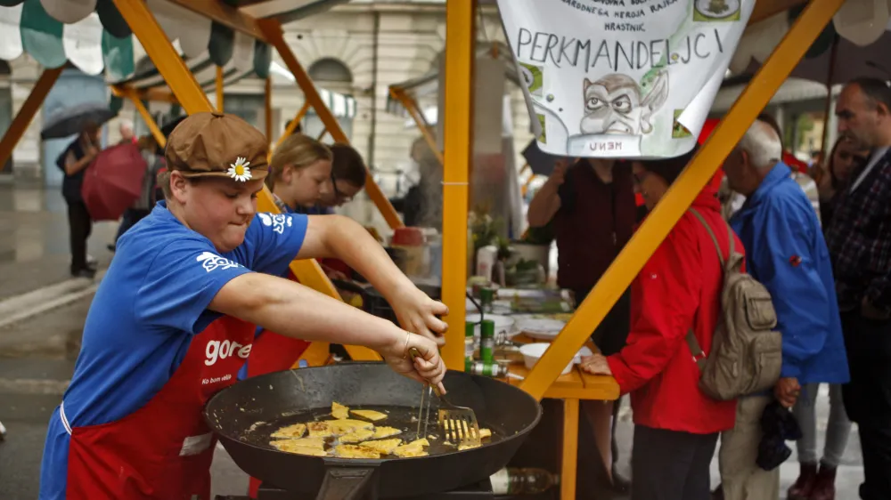 kuharji - osnovno&scaron;olci Perkmandeljci - - Odprta kuhna 2013 - slovenski gostinci ponudili najbolj&scaron;e kulinarične specialitete, kulinarika - Ljubljanska tržnica - Pogačarjev trg//FOTO: Bojan Velikonja