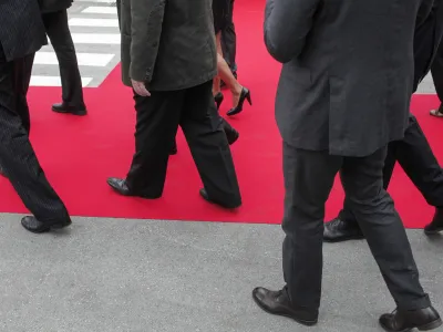 - simbolična fotografija - politiki - poslovneži - rdeča preproga - //Foto: Luka Cjuha