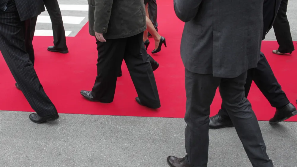 - simbolična fotografija - politiki - poslovneži - rdeča preproga - //Foto: Luka Cjuha