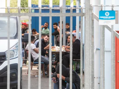 Direktorica Urada Vlade RS za oskrbo in integracijo migrantov je poudarila, da bodo bodo osebe v izpostavah nastanjene le začasno in le za kraj&scaron;i čas in samo, če bodo azilni domovi zasedeni.