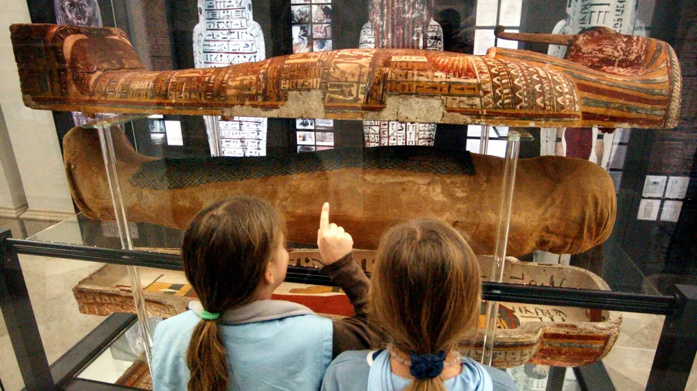 Konservirana in restavrirana egipčanska antropomorfna krsta z mumijo svečenika Isahte v Narodnem muzeju Slovenije