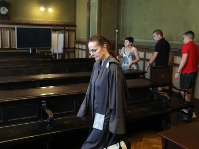 Tožilka Mateja Gončin se je zaradi nezaupanja v policijo odpovedala varovanju policije, čeprav jo ogroža brutalna kriminalna združba kava&scaron;ki klan.&nbsp;