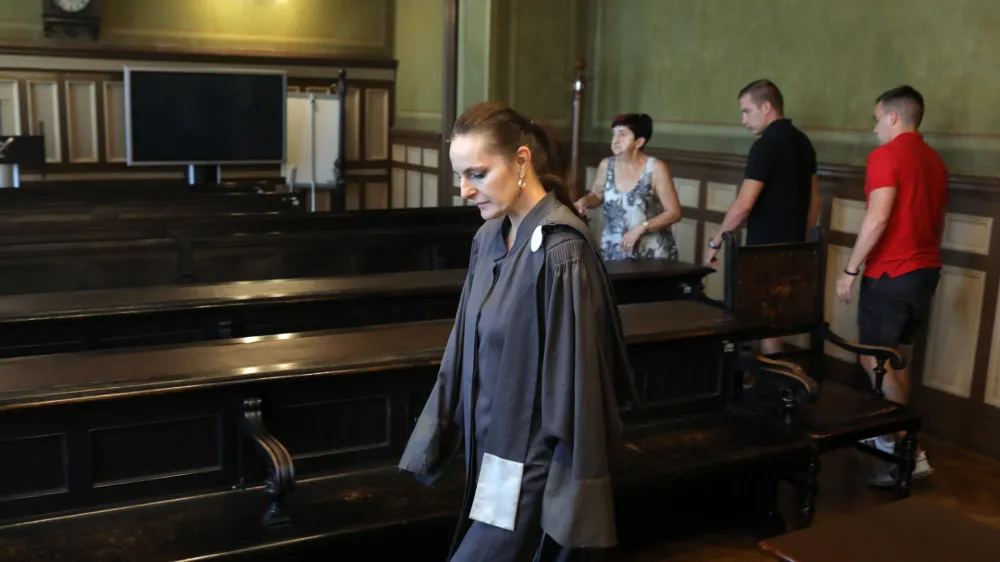 Tožilka Mateja Gončin se je zaradi nezaupanja v policijo odpovedala varovanju policije, čeprav jo ogroža brutalna kriminalna združba kava&scaron;ki klan.&nbsp;