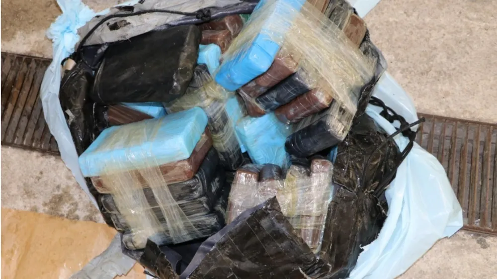 Zavoji s kokainom so bili skriti v dovodu morske vode za hlajenje pogonskih sistemov.&nbsp;