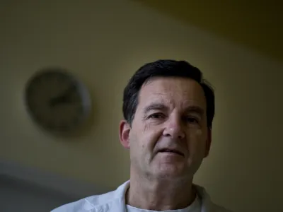 Dr. Franc Strle, infektolog:&nbsp;Na vsak način bi bil na mestu ponovni &scaron;ir&scaron;i razmislek o re&scaron;itvi za vse prebivalce.