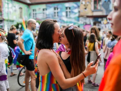 - simbolična fotografija - istospolnost - Istospolna usmerjenost ali homoseksualnost - poljub, LGBT skupnost- 19.06.2021 - Parada ponosa 2021 in Balkanski Trans Inter mar&scaron; &ndash; protestni pohod po ulicah Ljubljane //FOTO: Bojan Velikonja