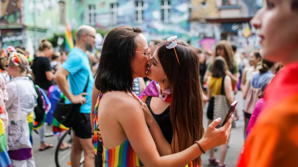 - simbolična fotografija - istospolnost - Istospolna usmerjenost ali homoseksualnost - poljub, LGBT skupnost- 19.06.2021 - Parada ponosa 2021 in Balkanski Trans Inter mar&scaron; &ndash; protestni pohod po ulicah Ljubljane //FOTO: Bojan Velikonja