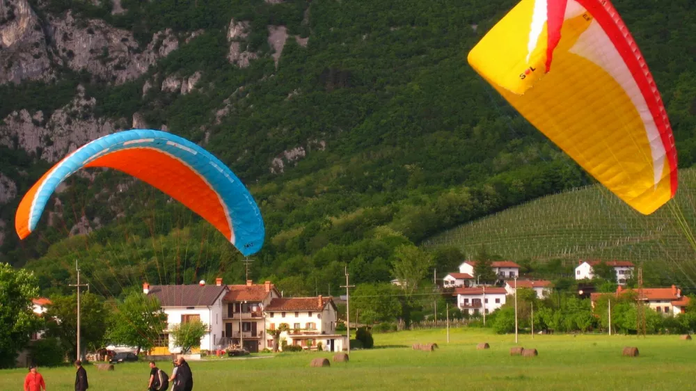 V Vipavski dolini vzleti in pristane okrog 20.000 jadralnih padalcev in zmajarjev na leto.&nbsp;