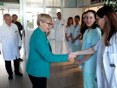 Postojna, Bolnisnica za zenske bolezni in porodnistvo Postojna.<br>Predsednica republike Natasa Pirc Musar je ob materinskem dnevu obiskala Bolnisnico za zenske bolezni in porodnistvo Postojna.
