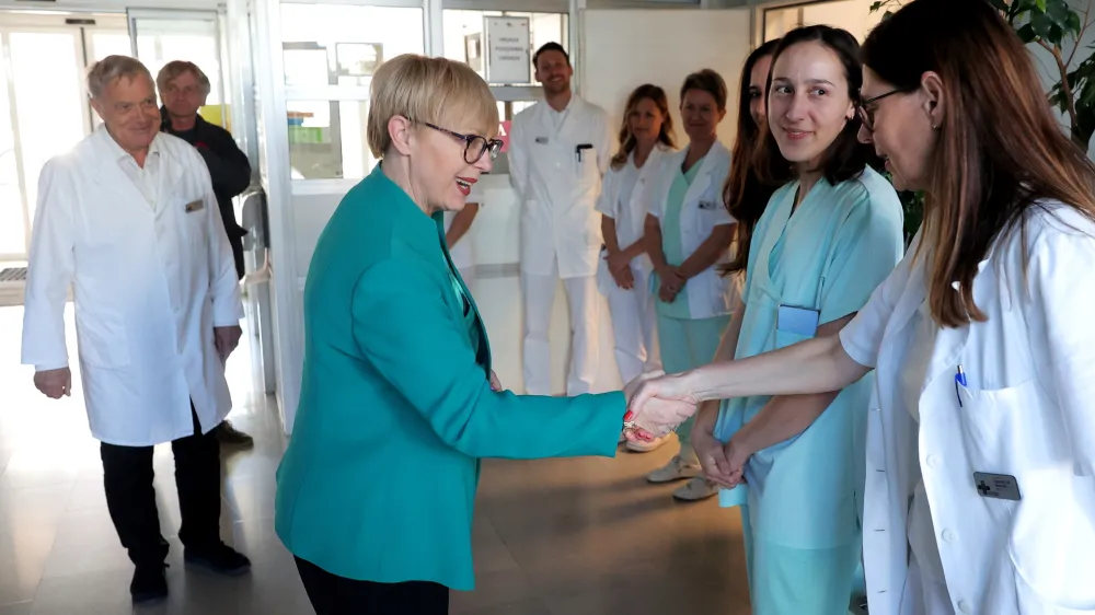 Postojna, Bolnisnica za zenske bolezni in porodnistvo Postojna.<br>Predsednica republike Natasa Pirc Musar je ob materinskem dnevu obiskala Bolnisnico za zenske bolezni in porodnistvo Postojna.