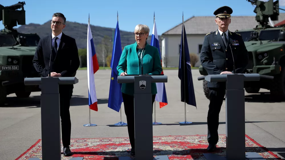 Minister za obrambo Marjan &Scaron;arec (levo) in načelnik general&scaron;taba Slovenske vojske Robert Glava&scaron; sta predsednici republike Nata&scaron;i Pirc Musar predstavila poročilo o pripravljenosti vojske v letu 2023. Foto: STA