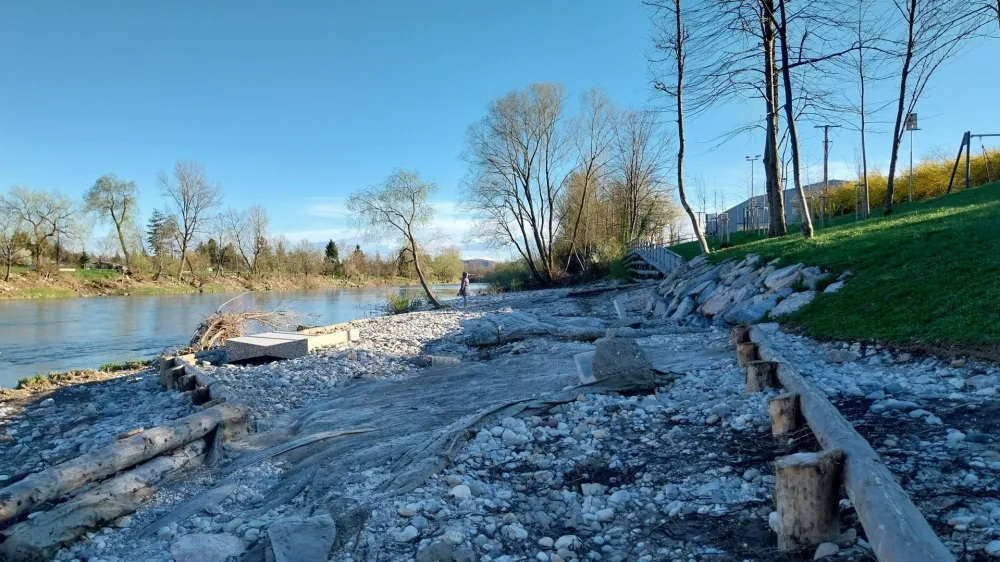Plaže ob Savi ne bodo betonirali in s tem za&scaron;čitili pred deročo vodo.&nbsp;