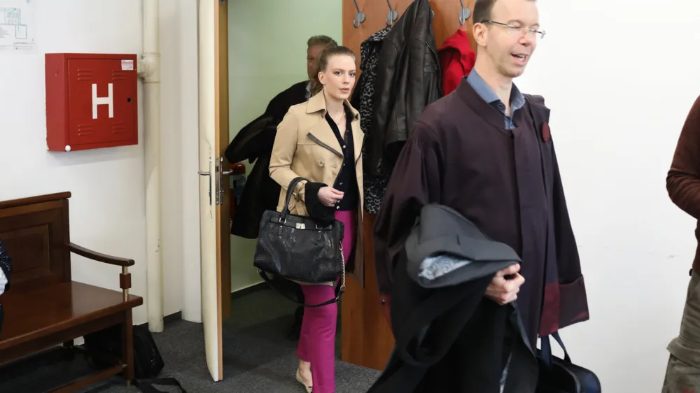 - Julija Adle&scaron;ič in odvetnik Žiga Podobnik. 26.03.2024. - Sojenje Juliji Adle&scaron;ič in Sebastijanu Abramova zaradi goljufije na Okrajnem sodi&scaron;ču v Ljubljani. Foto: Bojan Velikonja