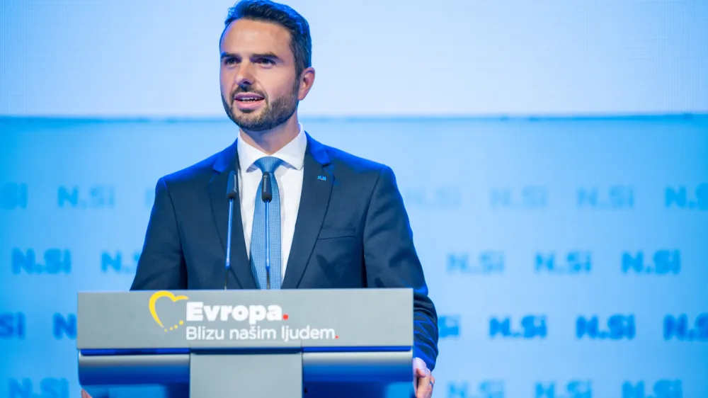 NSi se na evropske volitve podaja z vsemi aduti stranke. Prvak NSi Matej Tonin v primeru svoje izvolitve ne vidi težav pri nadaljnjem vodenju stranke, morebitna neizvolitev pa bi imela politične posledice.

F STA