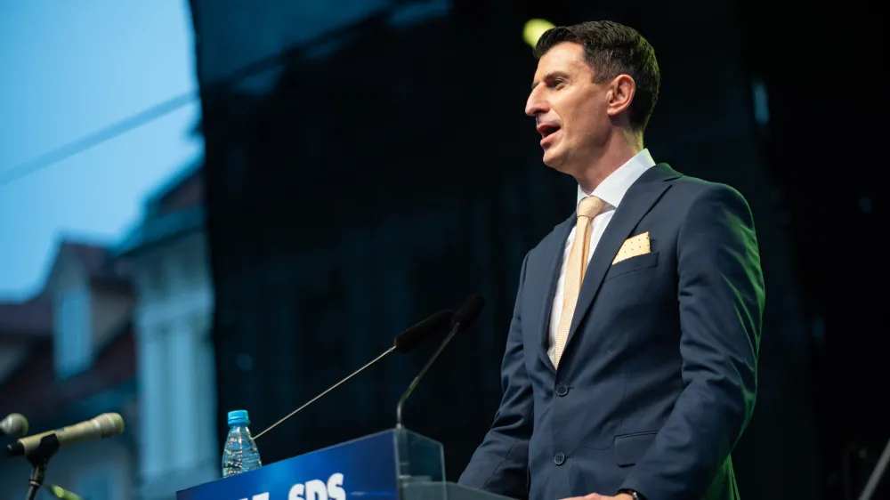 Ljubljana, Kongresni trg.<br>Shod proti politiki aktualne vlade v organizaciji stranke SDS.<br>Poslanec SDS Andrej Kosi. 