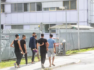 - migranti -- prezasedenosti azilnega doma - sprejme lahko največ 350 ljudi, trenutno jih je tam že 1200 - 15.09.2023 &ndash; Azilni dom Ljubljana - Urad Vlade republike Slovenije za oskrbo in integracijo Migrantov, Cesta v Gorice 15 v Ljubljani -Vič //FOTO: Bojan Velikonja