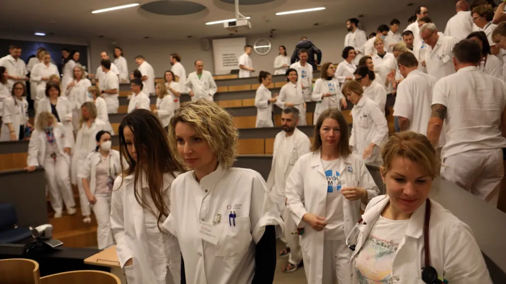 - 15.01.2024 - stavka Sindikata zdravnikov in zobozdravnikov Slovenije &ndash; protest zaradi neuresničenih zavez vlade iz že sklenjenih sporazumov - zbor zaposlenih na Onkolo&scaron;kem in&scaron;titutu Ljubljana//FOTO: Tomaž Skale