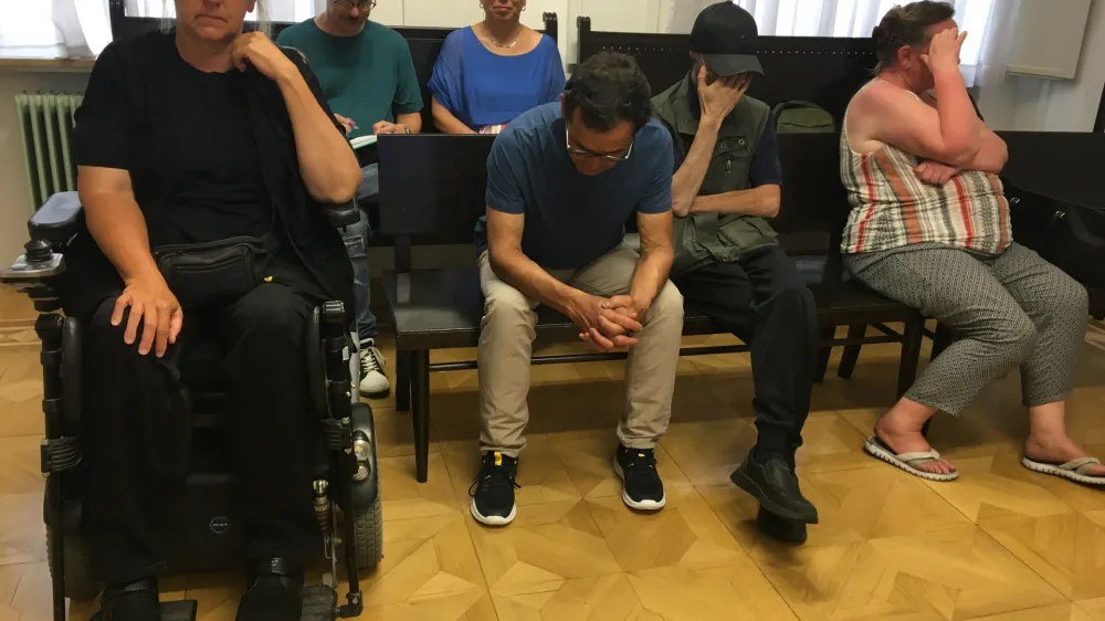 Obtoženi očitke iz obtožbe zanikajo. Na sliki v prvi vrsti od leve proti desni so Erika Novak, Branko Pavlović, Sandi Mikulin in Tanja Čop.