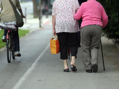 - ilustrativna fotografija - pokojninska reforma - starej&scaron;i občani - starostniki - upokojenci   //FOTO: Luka Cjuha