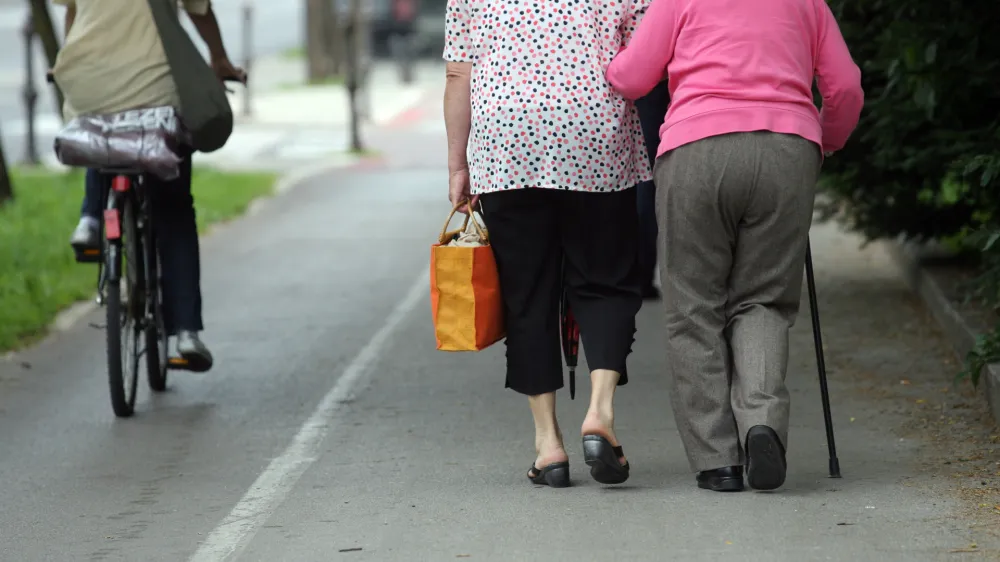 - ilustrativna fotografija - pokojninska reforma - starej&scaron;i občani - starostniki - upokojenci   //FOTO: Luka Cjuha
