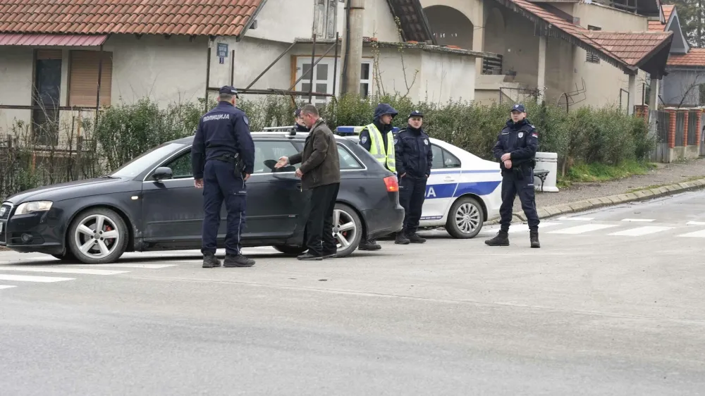 Policisti preiskujejo vse, ki so na območju. Prei&scaron;čejo vozila, identificirajo voznike. 