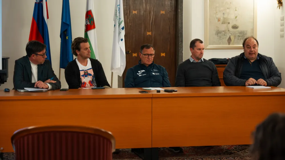 Evropsko prvenstvo v slalomu v Tacnu so predstavili (z desne) Jakob Maru&scaron;ič, Marko Kolenc, Andrej Jelenc, Ga&scaron;per Pavli in Rok &Scaron;inkovec.&nbsp;