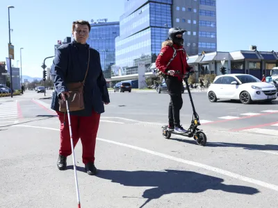 Velika težava za slepe osebe so električna vozila, ki so hitra in nesli&scaron;na. To je &scaron;e posebej nevarno na območju, kot je Dunajska cesta, kjer kolesarska steza ni fizično razmejena od pločnika.