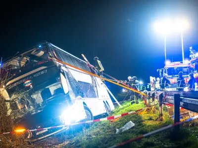 29 March 2024, North Rhine-Westphalia, Werl: Firefighters work at the scene of an accident on Highway 44 (A44) where more than 20 people were injured. Photo: Daniel Schr&ouml;der/dpa