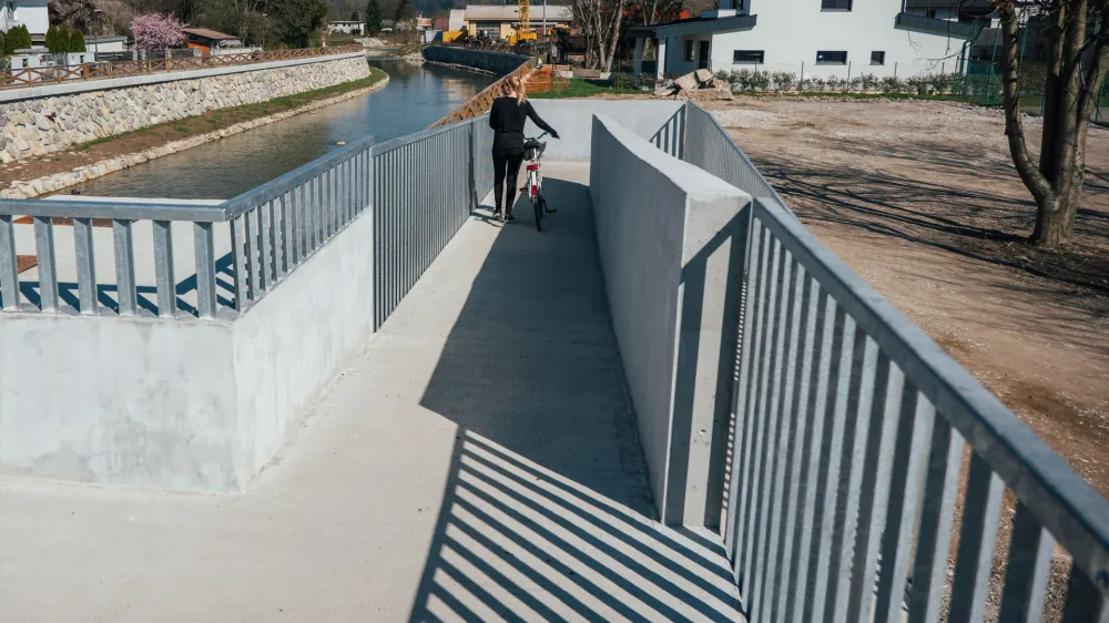 Kolesarji morajo za prečkanje brvi sestopiti s kolesa. Na staro brv so se zapeljali brez težav.&nbsp;