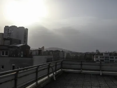 <br><br><br>- 27.03.2020 -Onesnažena Ljubljana - Evropo zajel saharski prah, mejne vrednost PM10 - zeelo visoka onesnaženost zraka s saharskih prahom nad Slovenijo. FOTO: Luka Cjuha