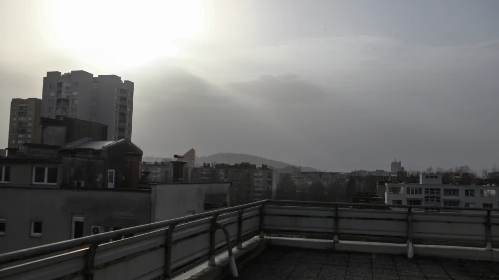 <br><br><br>- 27.03.2020 -Onesnažena Ljubljana - Evropo zajel saharski prah, mejne vrednost PM10 - zeelo visoka onesnaženost zraka s saharskih prahom nad Slovenijo. FOTO: Luka Cjuha