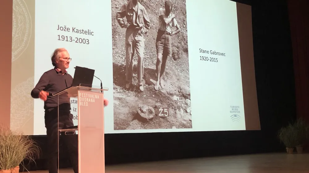 &raquo;Na razstavi želimo pokazati celoten koncept Blejskega kota s poudarkom na grajskem hribu,&laquo; je na predstavitvi nove razstave dejal vodja arheolo&scaron;kega oddelka v Narodnem muzeju Slovenije Bo&scaron;tjan Laharnar.&nbsp;