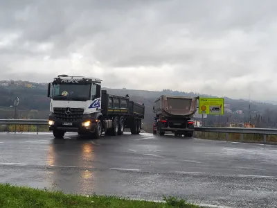 Tovornjaki nenehno odvažajo izkopani material z gradbi&scaron;č (na fotografiji Dekani).