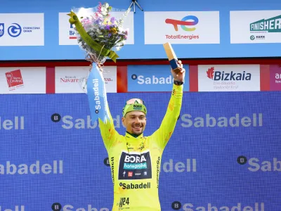 Primož Roglič je odlično razpoložen na začetku dirke po Baskiji in je zanesljivo obdržal vodstvo v skupnem se&scaron;tevku.