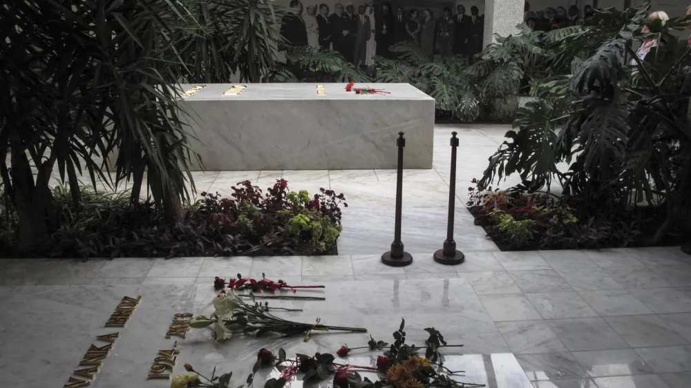 grob Josip Broz - TITO in Jovanka Broz <br><br><br>- 3.11.2013 BEOGRAD - Hi&scaron;a cvetja - mavzolej nekdanjega predsednika SFRJ Josipa Broza Tita na Dedinjah kjer so 26.10.2013 pokopali Jovanko Broz,<br><br> <br> //FOTO: Luka Cjuha