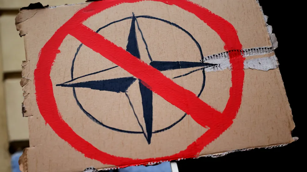 Ljubljana, Trg francoske revolucije.<br>Protestni shod, ki ga je v okviru kampanje Ne Nato, mir nam dajte! ob 20. obletnici vstopa Slovenije v Nato pripravila ekosocialisticna iniciativa Klas.