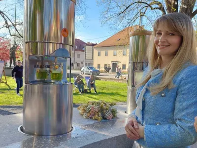 Lanska ambasadorka fontane piv, glasbenica Ani Frece, je predala svojo nalogo igralki Lari Jankovič.
Foto: arhiv ZK&Scaron;T