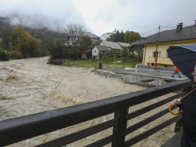 Ko na Arso izdajo opozorilo pred vremenskimi neprilikami, o tem obvestijo državljane, medije in upravo za za&scaron;čito in re&scaron;evanje, ta pa ga posreduje naprej po svoji adremi. Tudi uprava javnost obve&scaron;ča preko Centra za obve&scaron;čanje in regijskih centrov, obvestilo pa se &scaron;iri po državi preko tradicionalnih medijev.&nbsp;